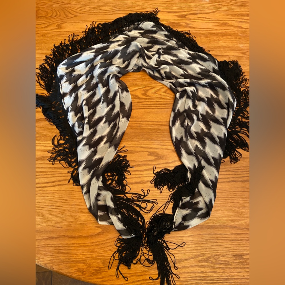 🛍️2 for $6.00🛍️ Black and White Tassel Scarf